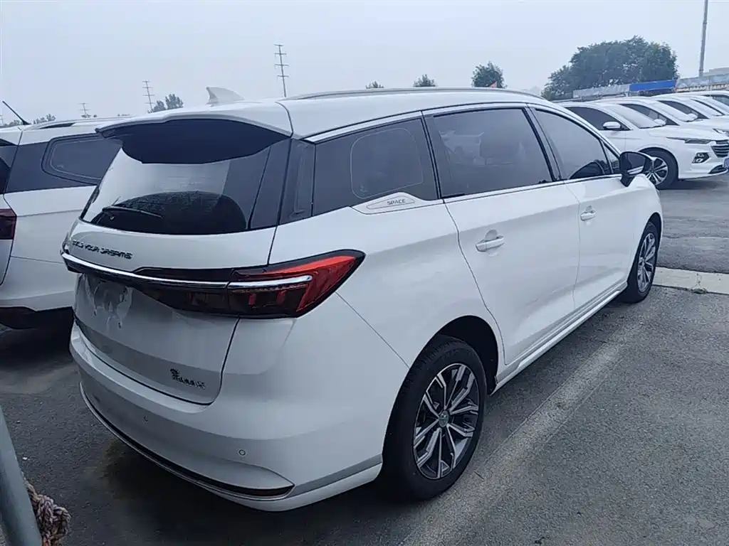 Song MAX Upgraded 1.5 T Auto Distinguished 7-seat