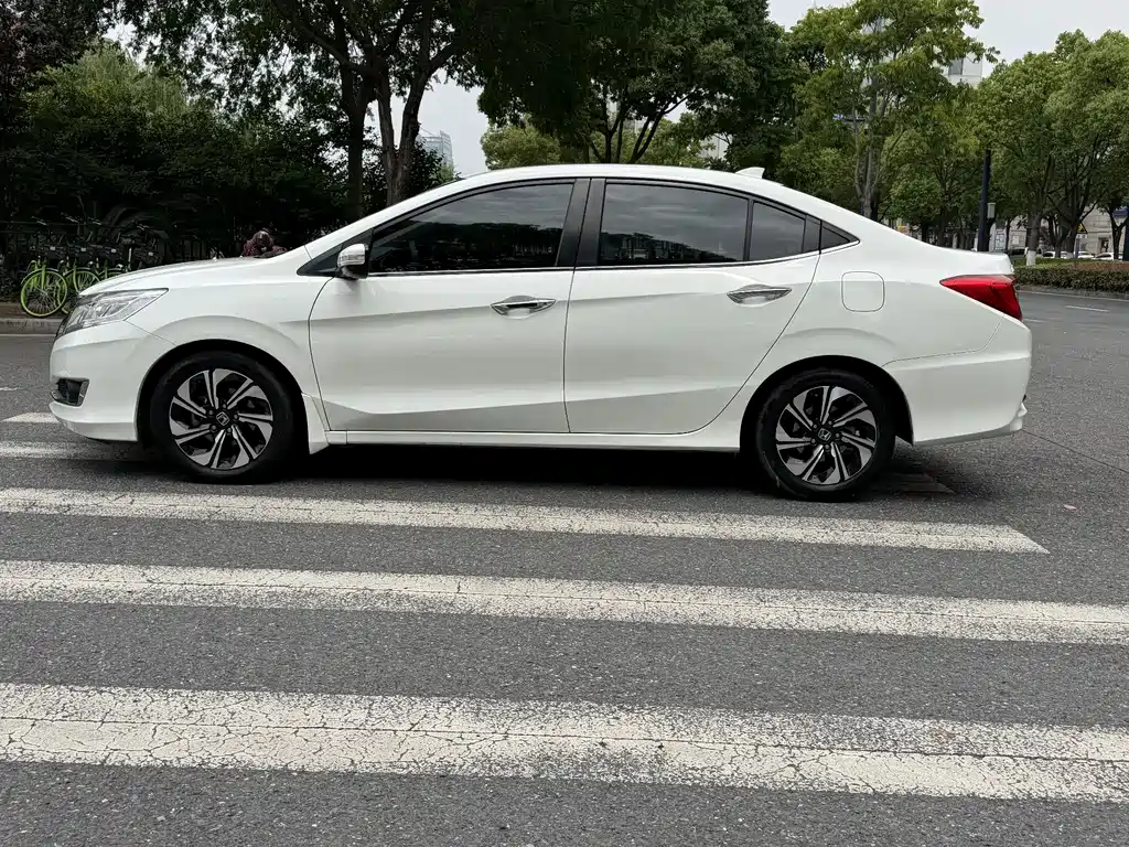 Crider 1.8 L CVT Luxury
