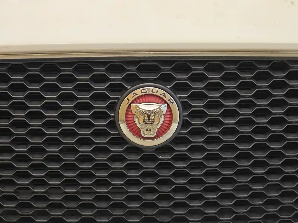 Jaguar F-PACE 2.0 T 4 WD Urban Premium