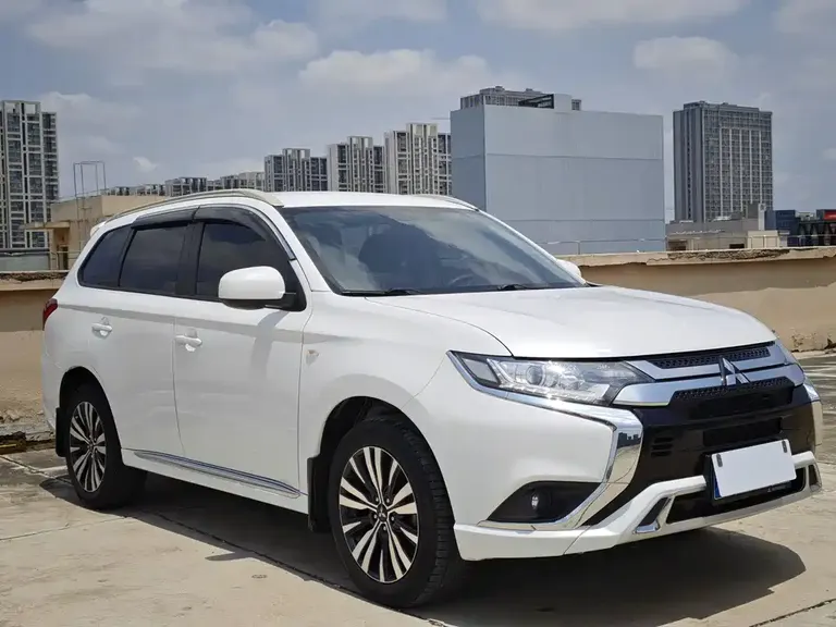Mitsubishi Outlander Facelift 2.0 L 2 WD Smooth Travel 5-seat