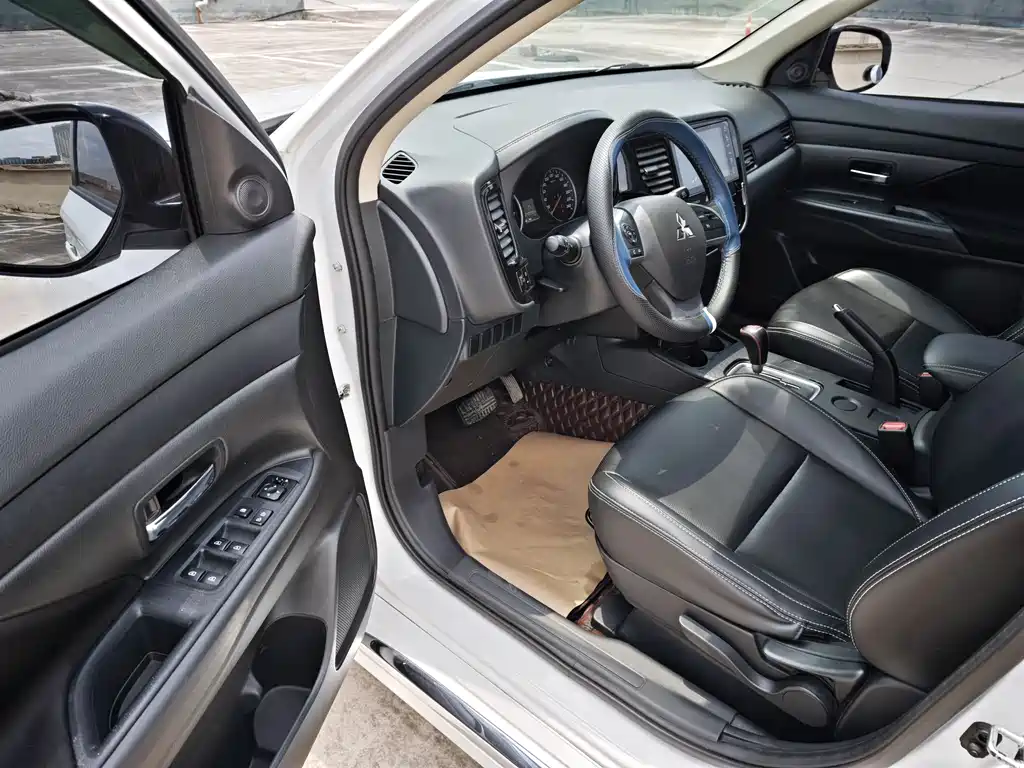 Outlander Facelift 2.0 L 2 WD Smooth Travel 5-seat