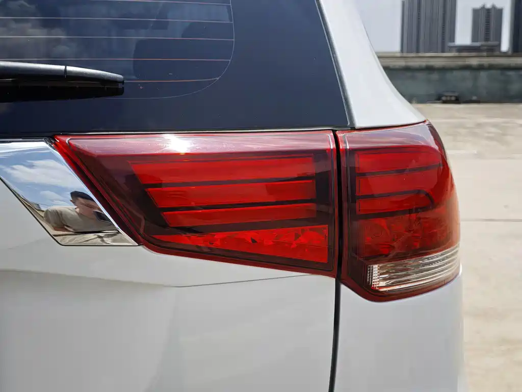 Outlander Facelift 2.0 L 2 WD Smooth Travel 5-seat
