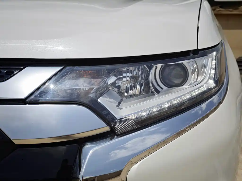 Outlander Facelift 2.0 L 2 WD Smooth Travel 5-seat