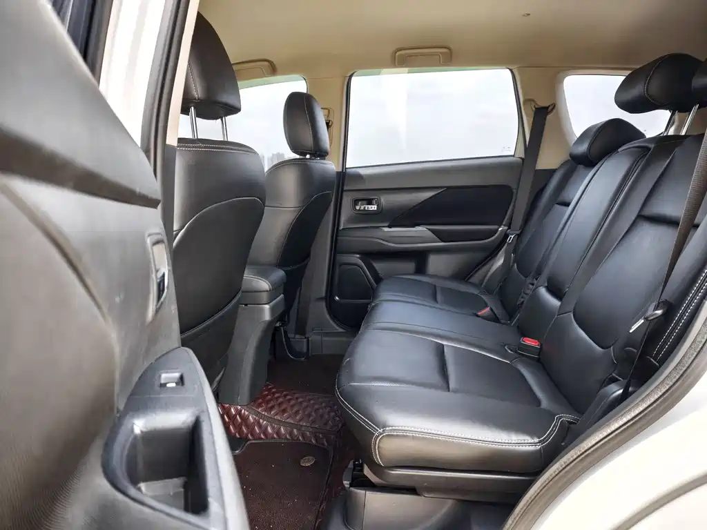 Outlander Facelift 2.0 L 2 WD Smooth Travel 5-seat