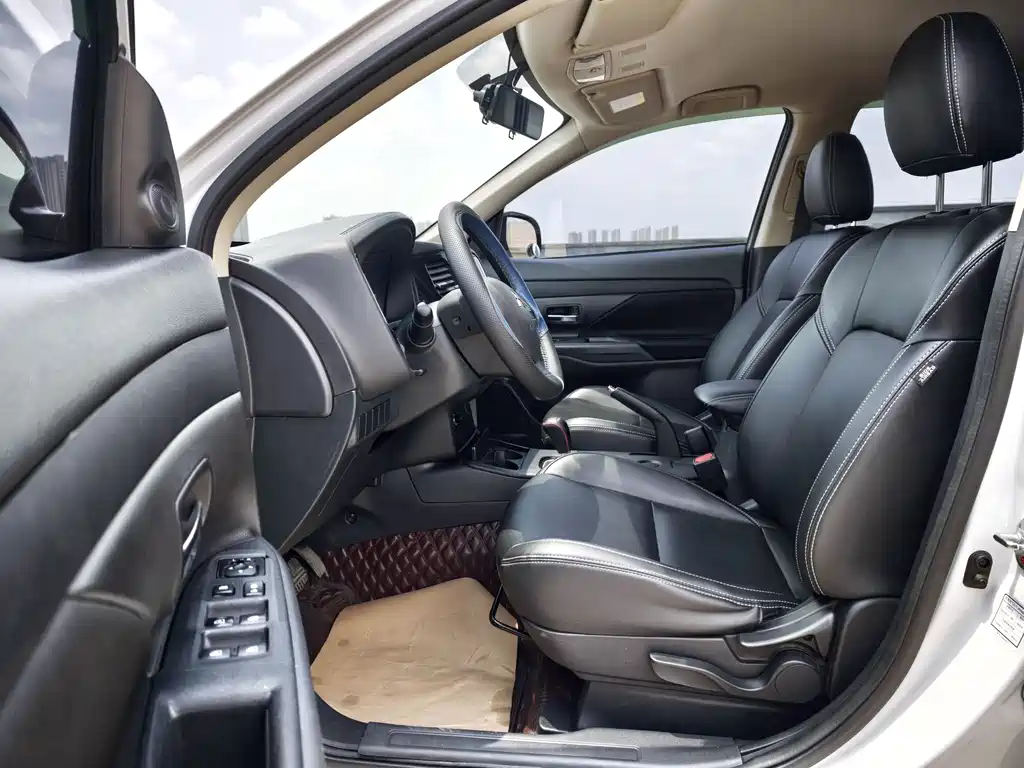 Outlander Facelift 2.0 L 2 WD Smooth Travel 5-seat