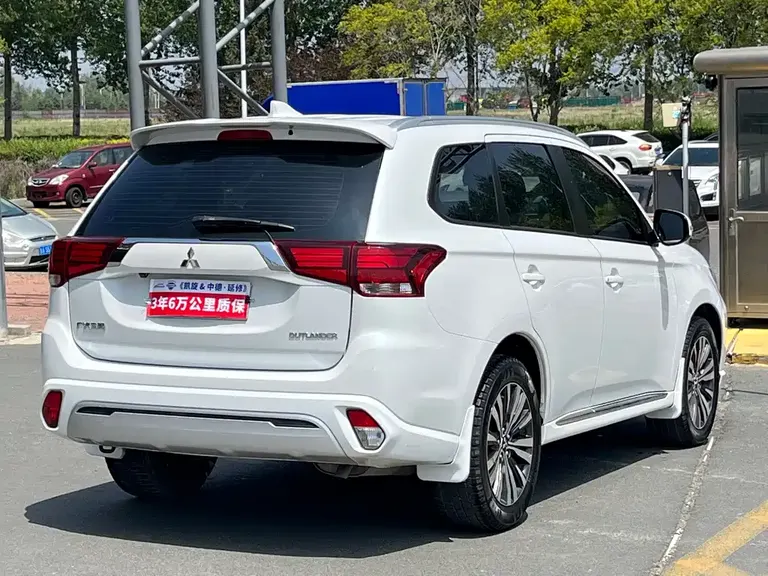 Mitsubishi Outlander Facelift 2.0 L 2 WD Smooth Enjoyment 5-seat