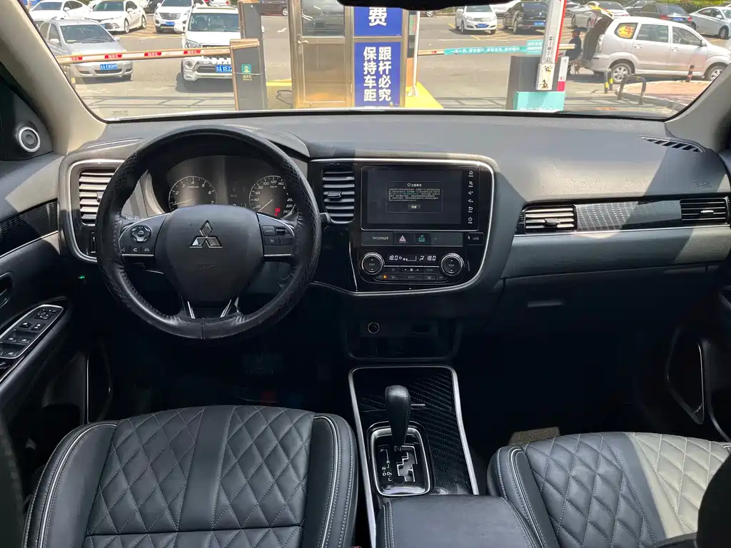 Outlander Facelift 2.0 L 2 WD Smooth Enjoyment 5-seat