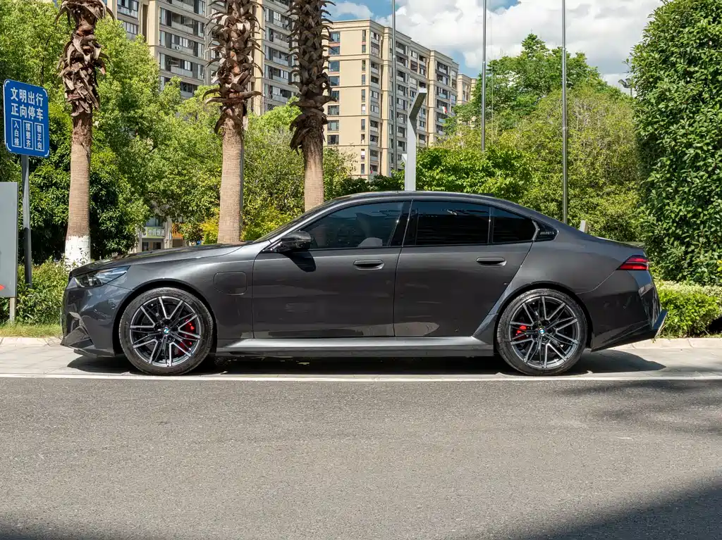 BMW M5 NEV
