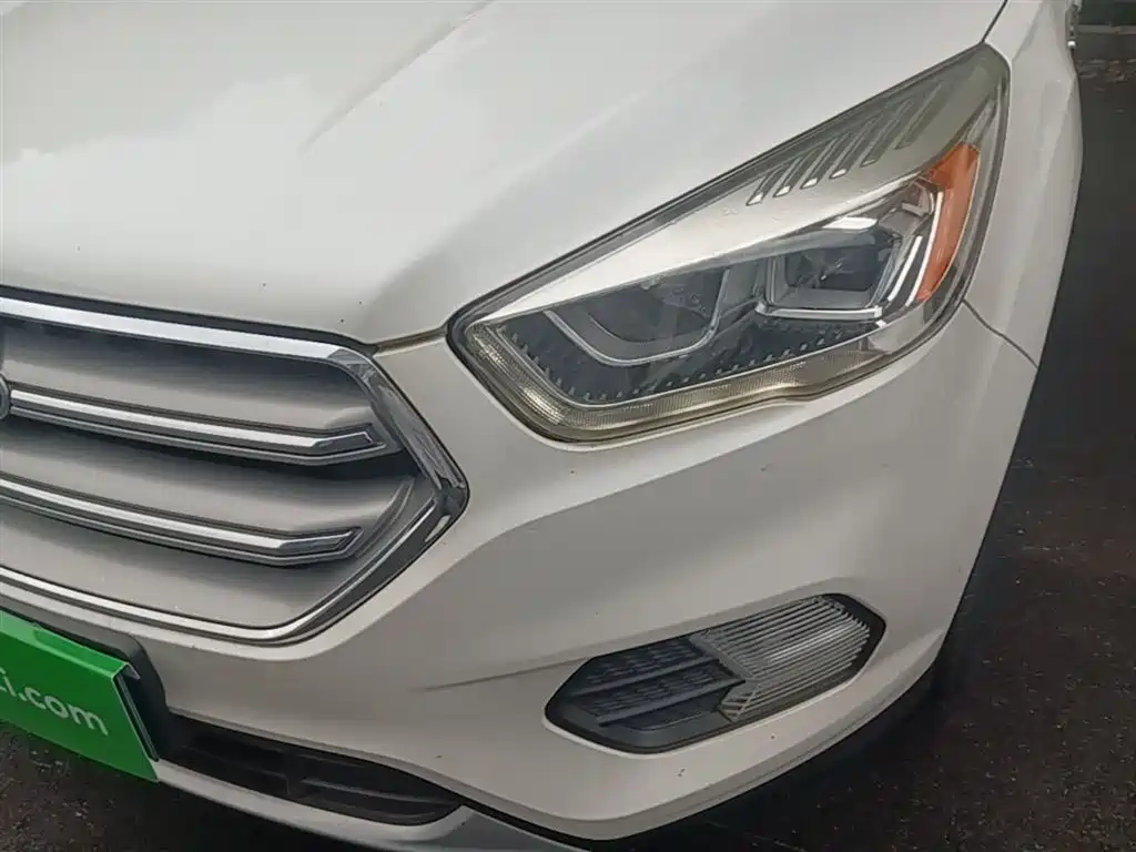 Kuga EcoBoost 180 2 WD Platinum Wing