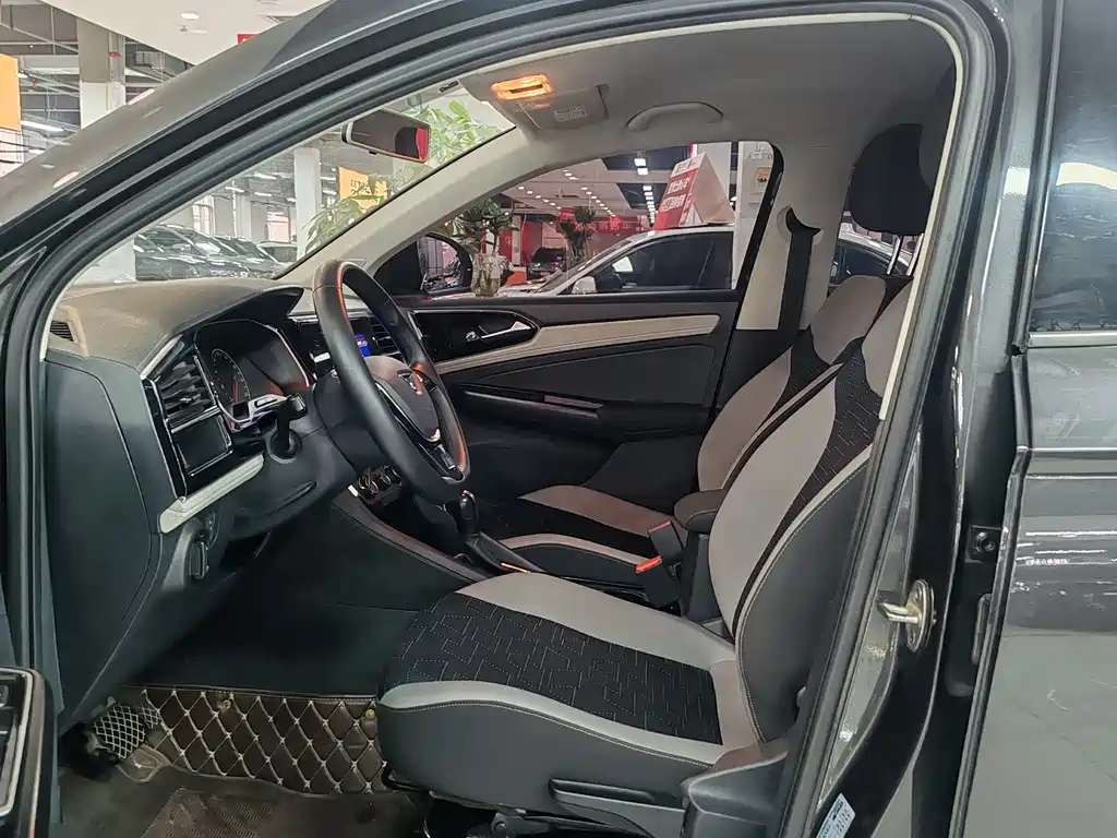 Jetta VS5 280 TSI Auto Progressive
