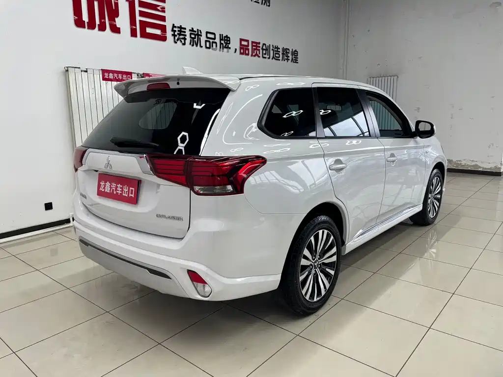 Outlander 2.0 L 2 WD Smooth Travel 5-seat