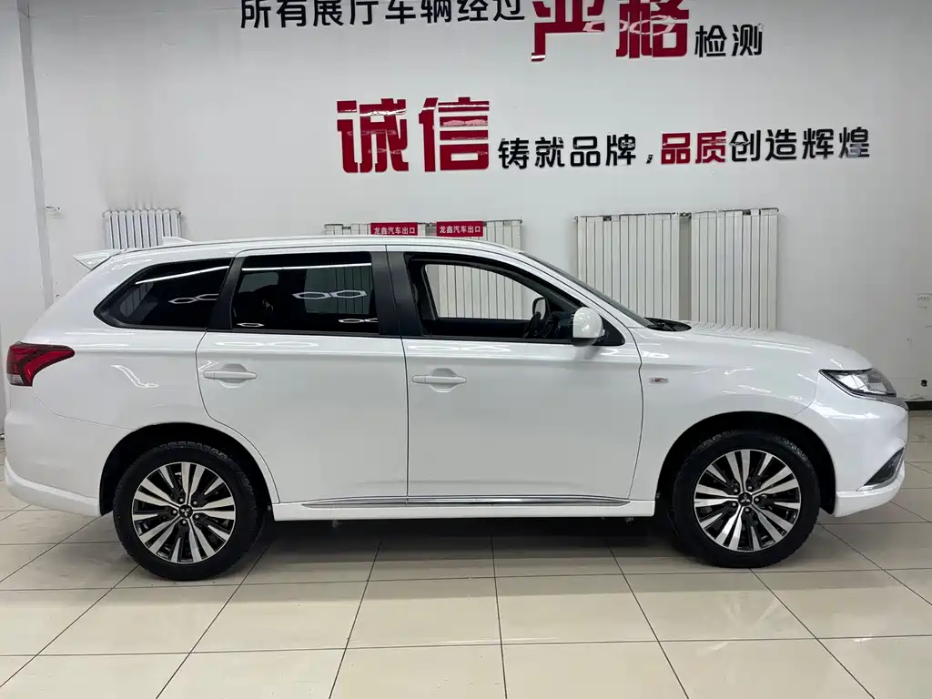 Outlander 2.0 L 2 WD Smooth Travel 5-seat