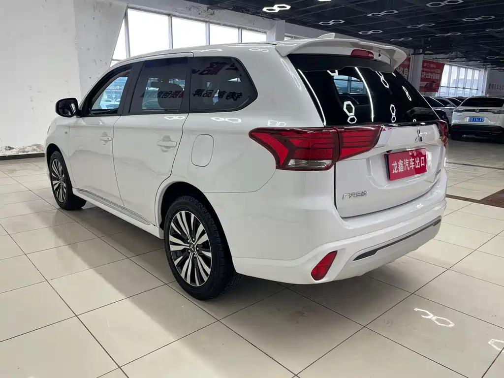 Outlander 2.0 L 2 WD Smooth Travel 5-seat