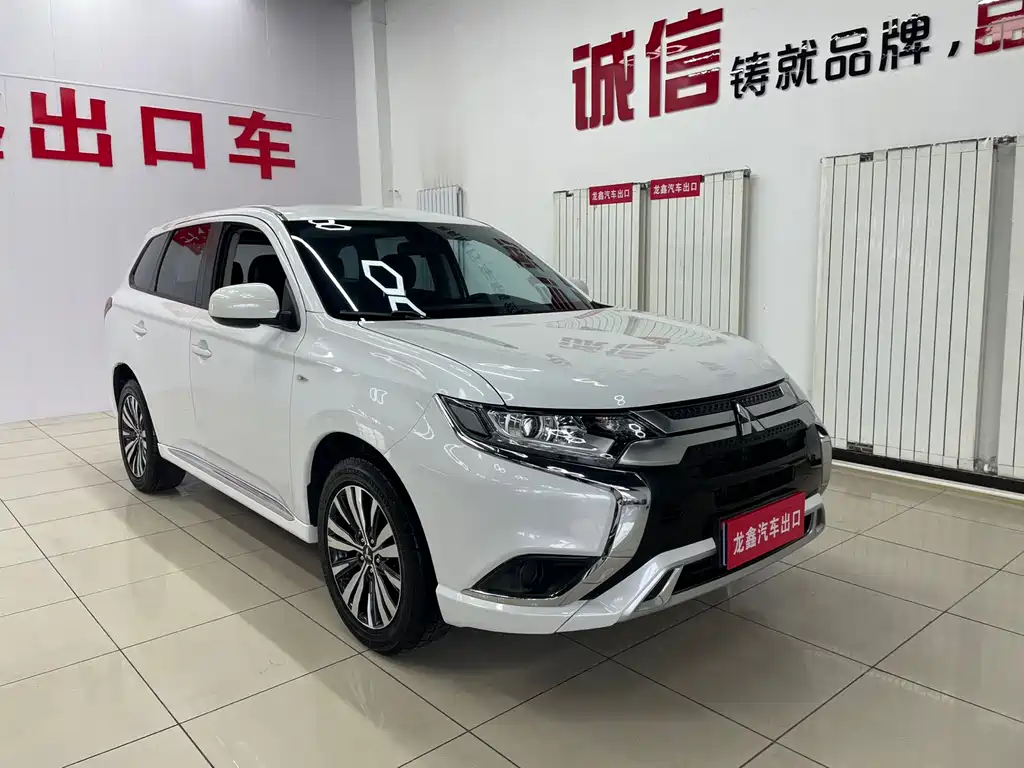 Outlander 2.0 L 2 WD Smooth Travel 5-seat