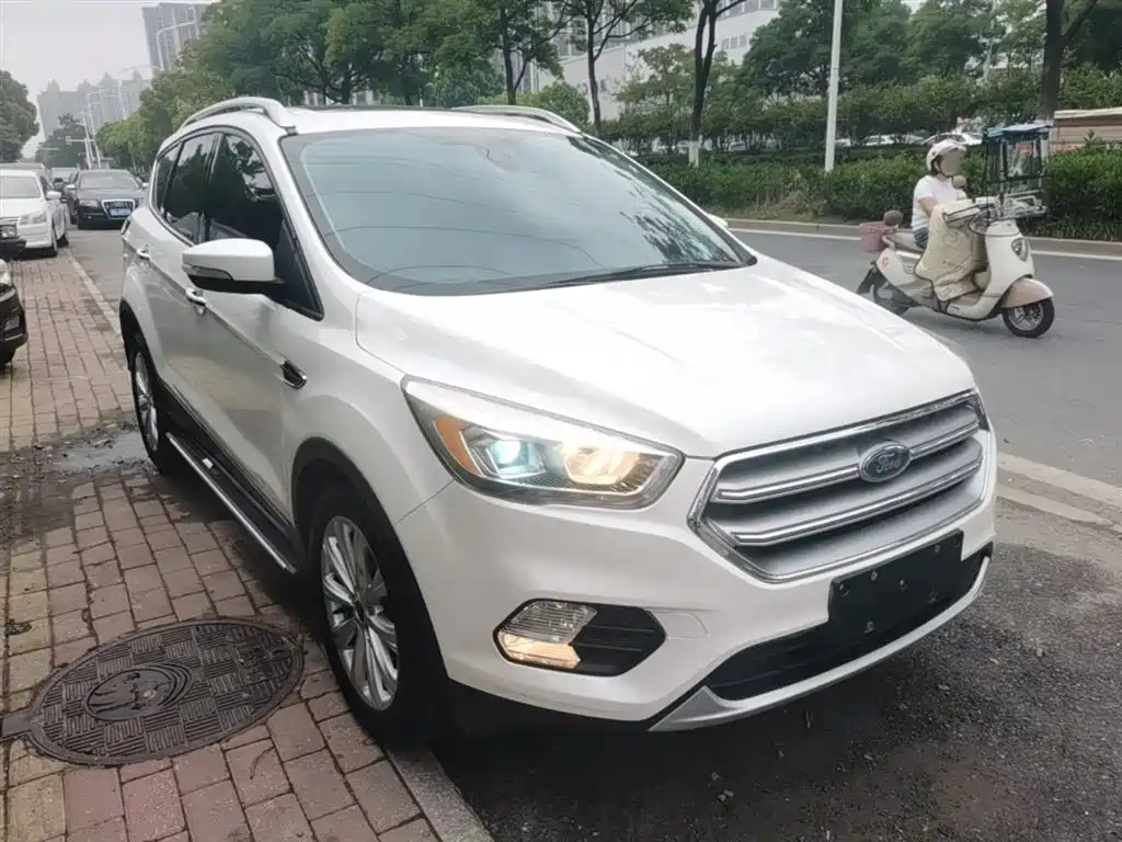 Kuga EcoBoost 180 2 WD Grand Wing