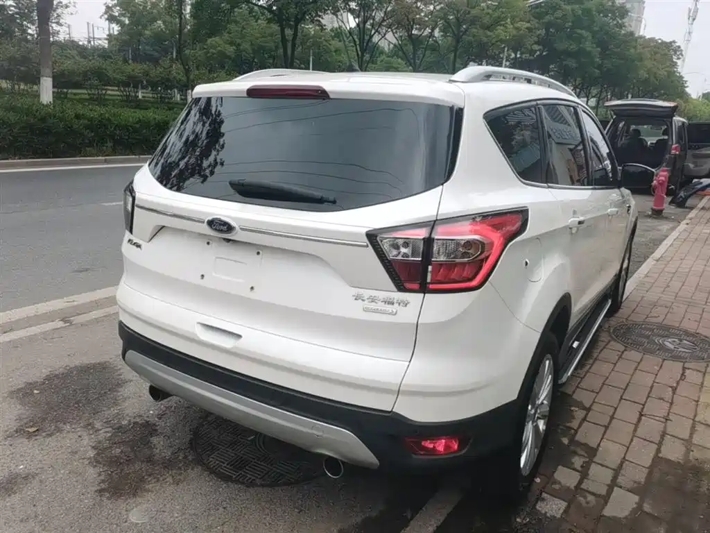 Kuga EcoBoost 180 2 WD Grand Wing