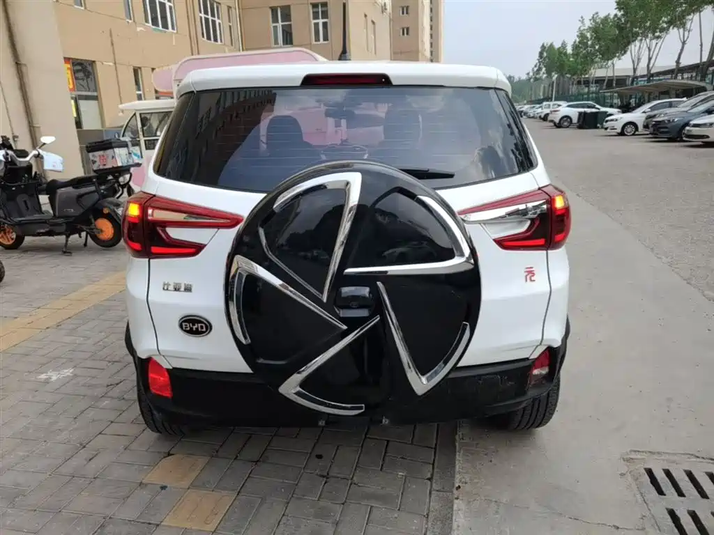 Yuan 1.5 L Auto Cool Dazzle Connected