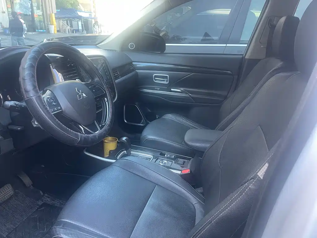 Outlander 2.4 L 4 WD Elite 5-seat