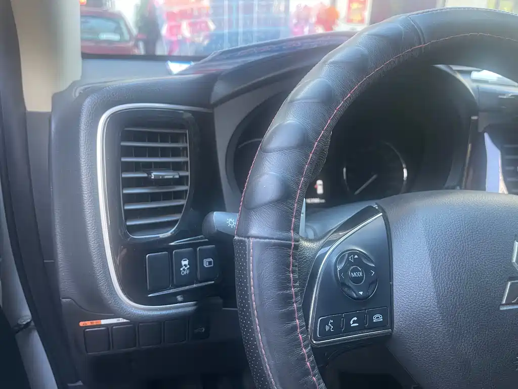 Outlander 2.4 L 4 WD Elite 5-seat