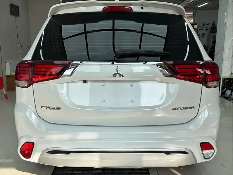 Mitsubishi Outlander 2.0 L 2 WD Smooth Travel 5-seat