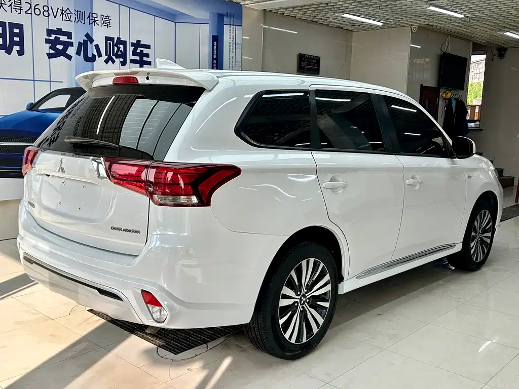 Outlander 2.0 L 2 WD Smooth Travel 5-seat