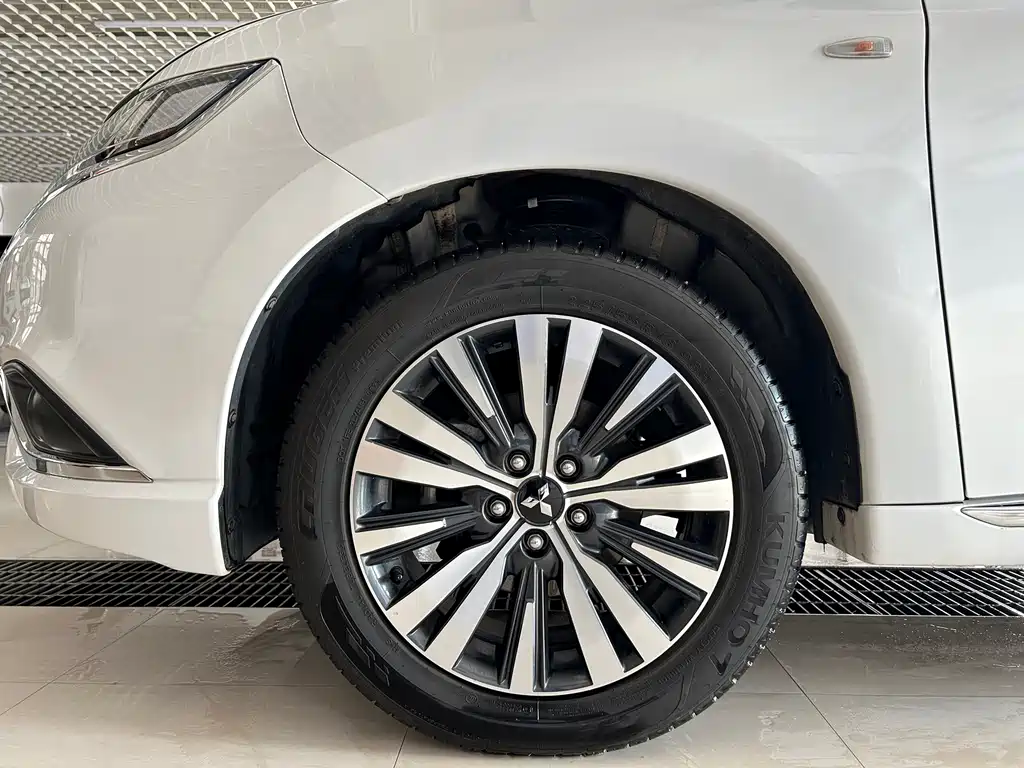 Outlander 2.0 L 2 WD Smooth Travel 5-seat