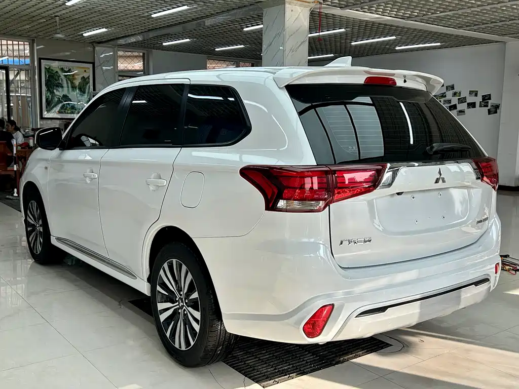 Outlander 2.0 L 2 WD Smooth Travel 5-seat