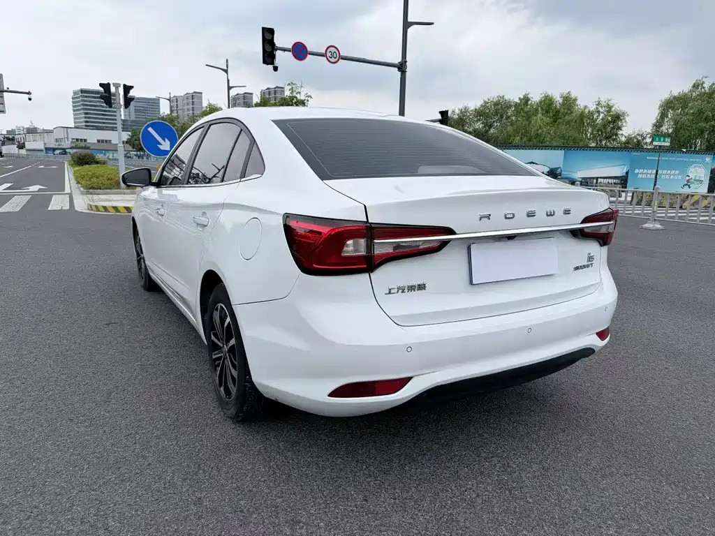 Roewe i5 1.5 L Auto 4 G Connected Leading Luxury Flagship