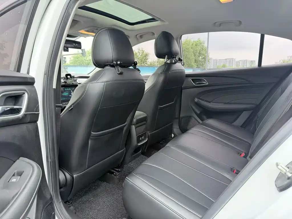 Roewe i5 1.5 L Auto 4 G Connected Leading Luxury Flagship