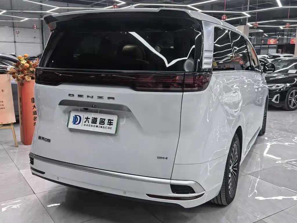 Denza D9 DM-i 970 Luxury