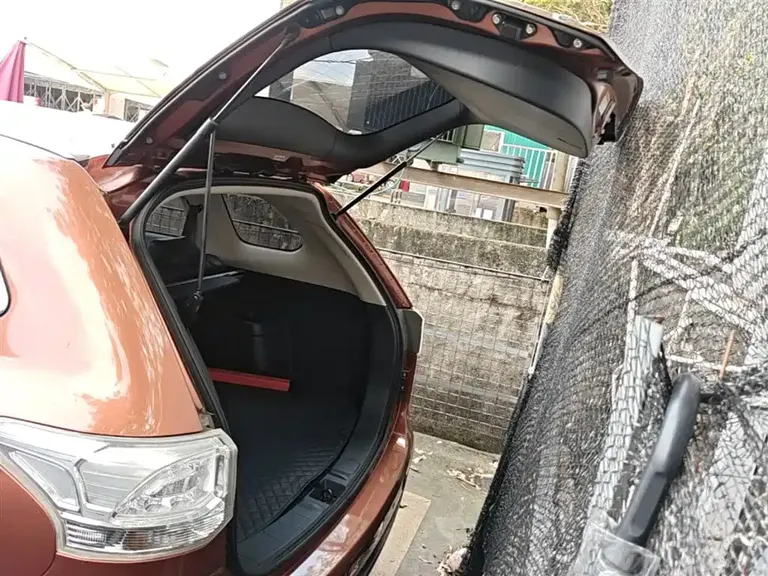 Mitsubishi Outlander (Import) 2.4 L 4 WD Luxury Value 5-seat