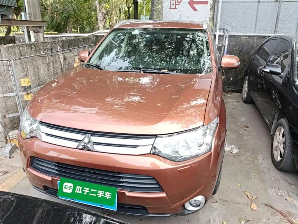 Outlander (Import) 2.4 L 4 WD Luxury Value 5-seat