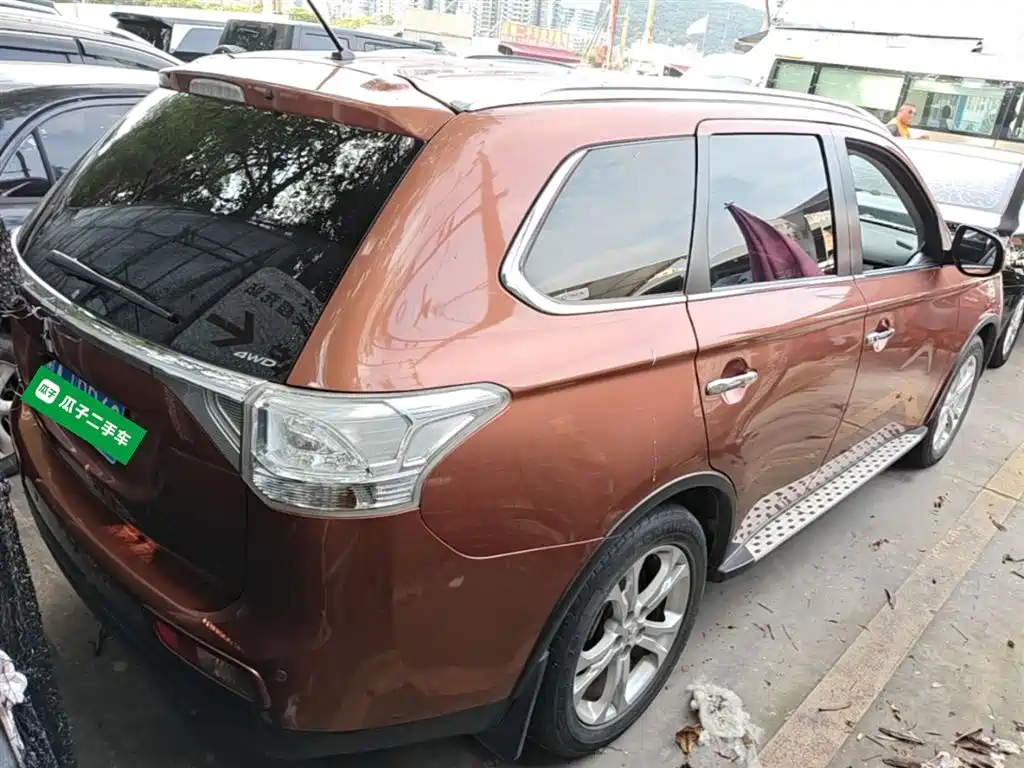 Outlander (Import) 2.4 L 4 WD Luxury Value 5-seat