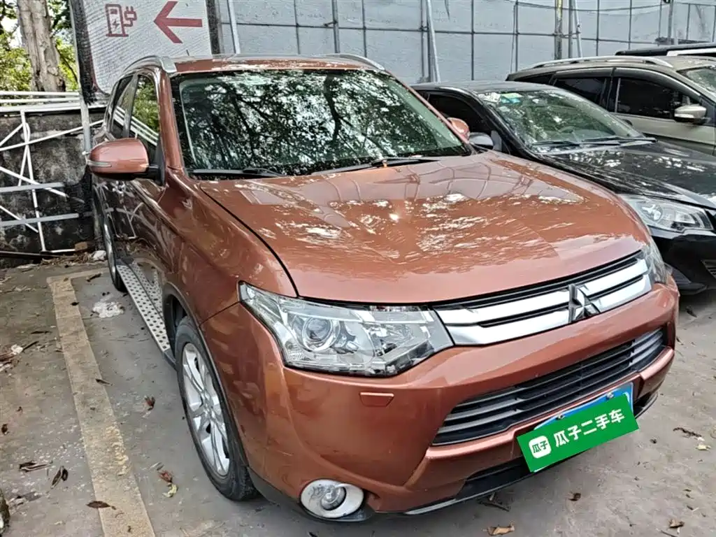 Outlander (Import) 2.4 L 4 WD Luxury Value 5-seat