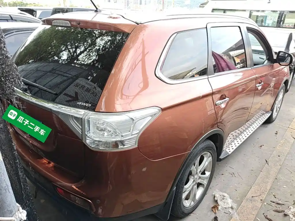 Outlander (Import) 2.4 L 4 WD Luxury Value 5-seat