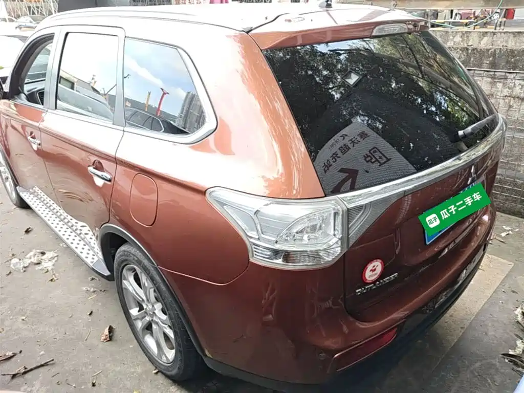 Outlander (Import) 2.4 L 4 WD Luxury Value 5-seat