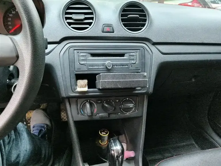 Volkswagen Jetta 1.6 L Auto Fashion