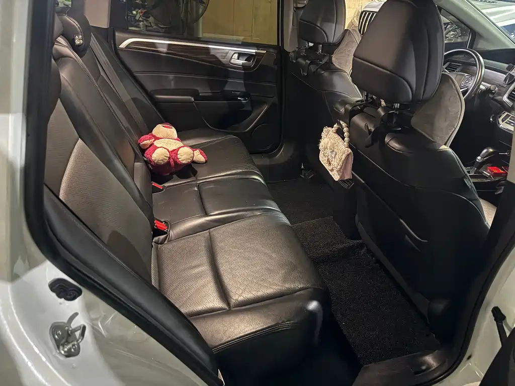 Jade 210 TURBO CVT Luxury 5-seat