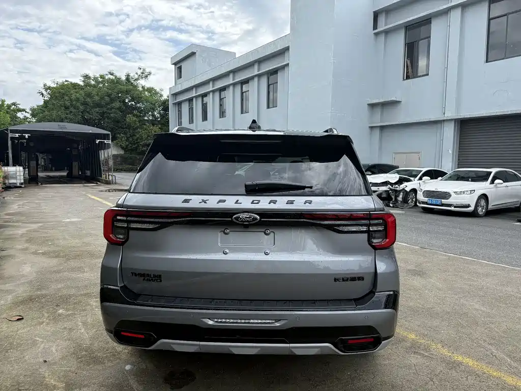 Explorer 探险者 2025款 2.3 T EcoBoost 昆仑穿越版 5座