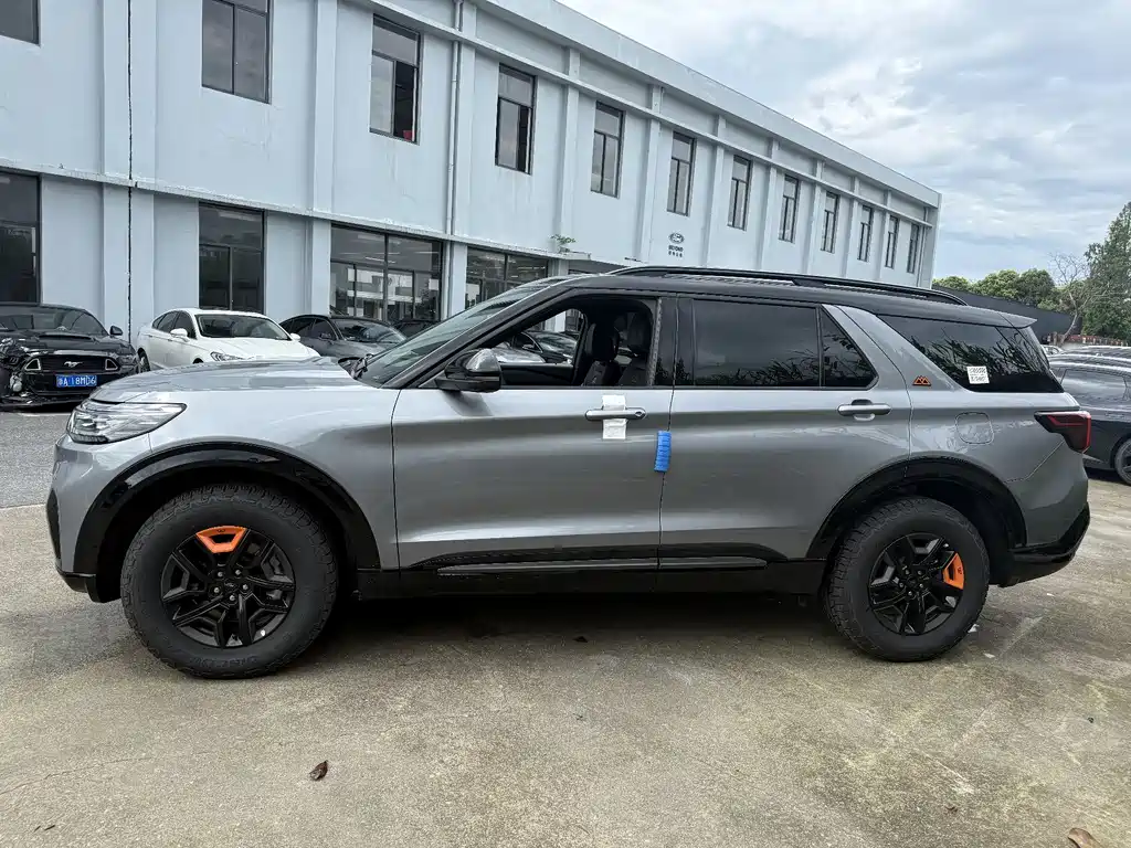 Explorer 探险者 2025款 2.3 T EcoBoost 昆仑穿越版 5座
