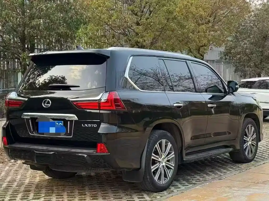 Lexus LX 570 Distinguished Luxury