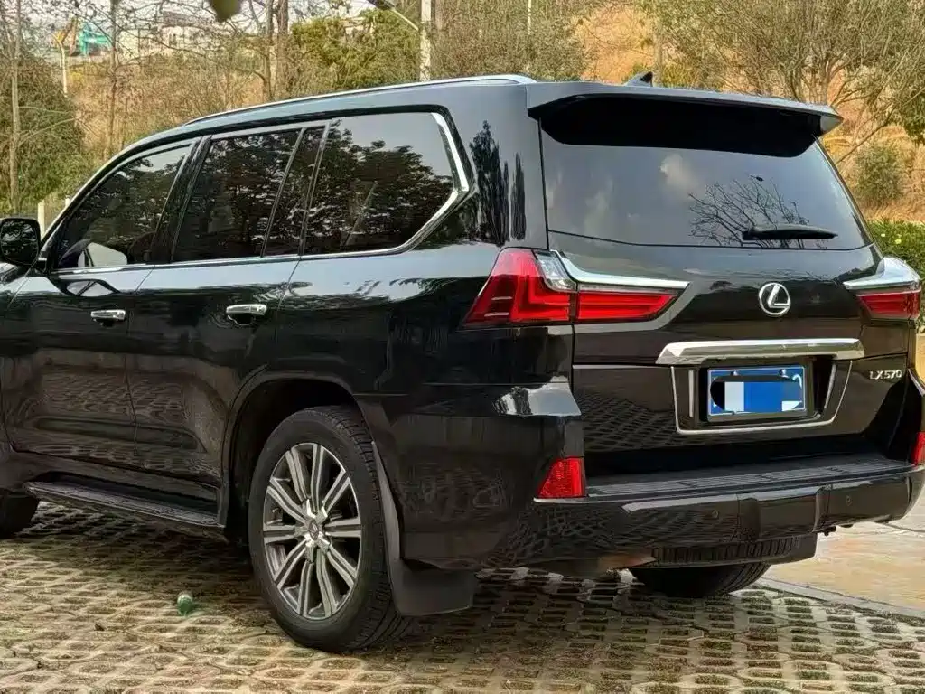Lexus LX 570 Distinguished Luxury