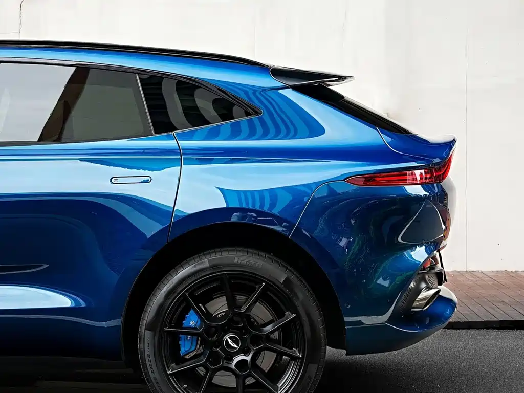 Aston Martin DBX 4.0 T V8