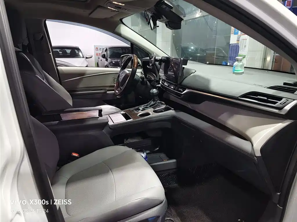 Granvia 2.5 L Hybrid Luxury