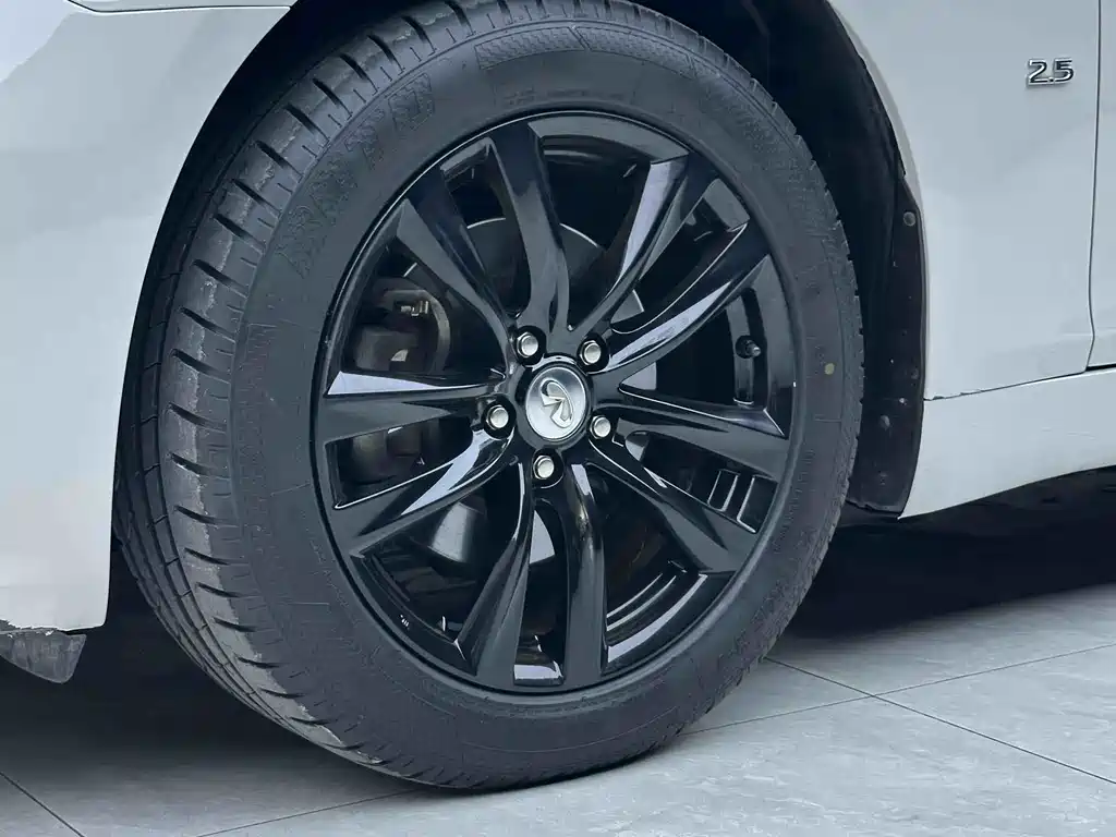 Infiniti Q70 Q70 L 2.5 L Elite