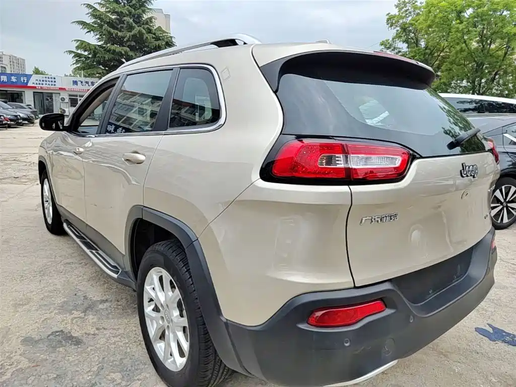 Cherokee 2.0 L Superior