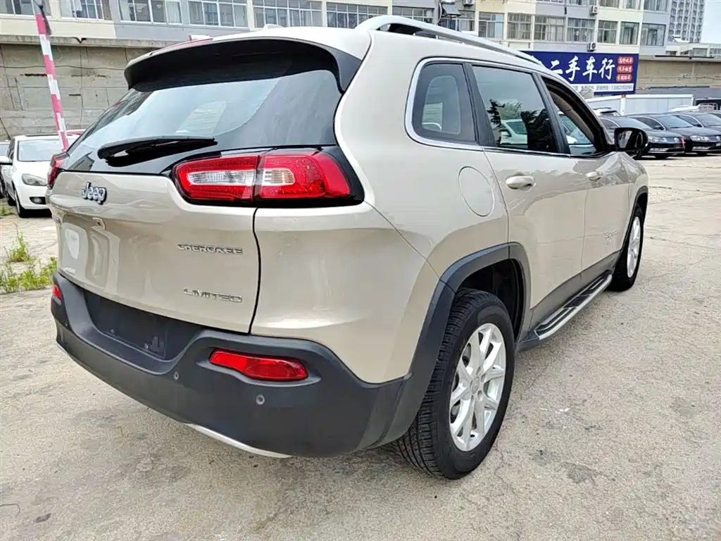 Cherokee 2.0 L Superior