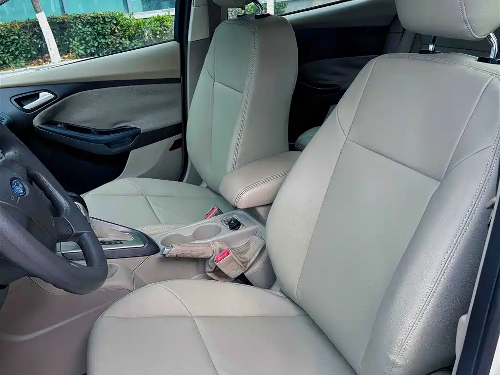 Focus Sedan 1.6 L Auto Comfort