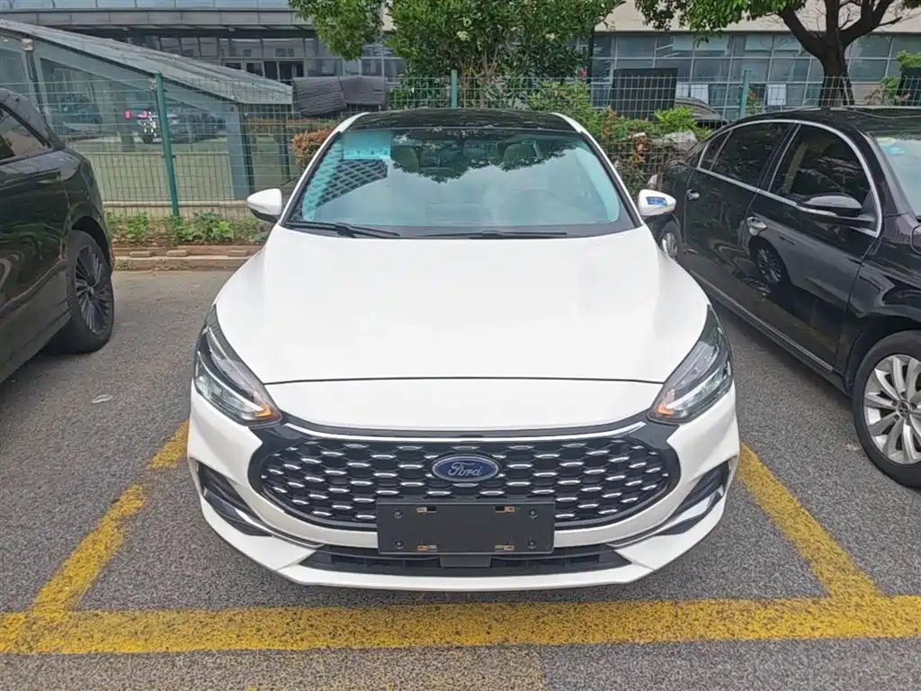 Focus Sedan EcoBoost 180 Auto Sharp Trend