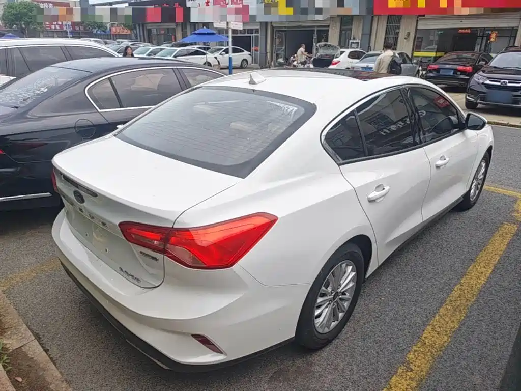 Focus Sedan EcoBoost 180 Auto Sharp Trend